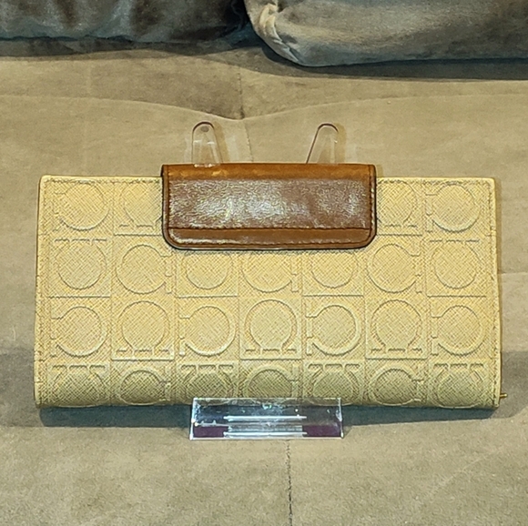 SALVATORE FERRAGAMO GANCINI MONOGRAM EMBOSSED LOGO LEATHER 2-TONE LONG WALLET - Picture 11 of 16
